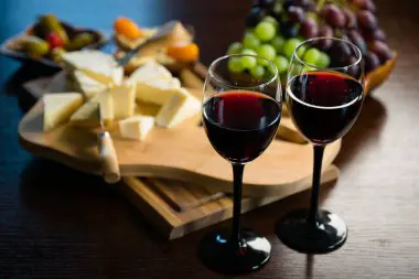 Copa de vino con diversos aromas, destacando la importancia de la apreciación de los aromas en el proceso de degustación del vino.