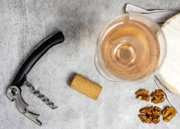 Botella de Prosecco con copas y una vista panorámica de viñedos italianos, ilustrando la frescura y la ligereza característica de este vino espumoso